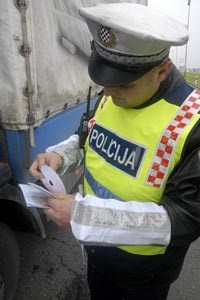 Slika PU_VP/Slike_Vijesti/policajac_pise_.jpg